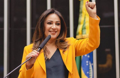 Rejane Dias vota pela aprovação do Piso da Enfermagem na Câmara dos Deputados